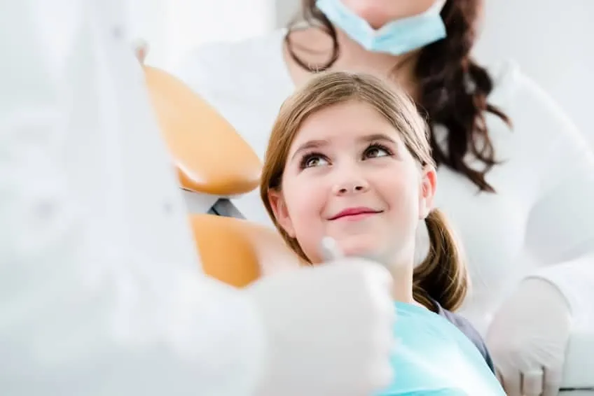 Dziewczynka na wizycie u dentysty